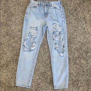 AMERICAN EAGLE || Distressed Mom Jeans